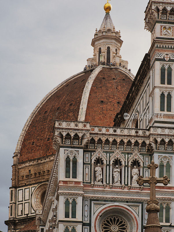 佛罗伦萨大教堂(Duomo di Firenze)的部分视图，正式名称为圣玛丽花大教堂(意大利语:Cattedrale di Santa Maria del Fiore)，圆顶圆顶